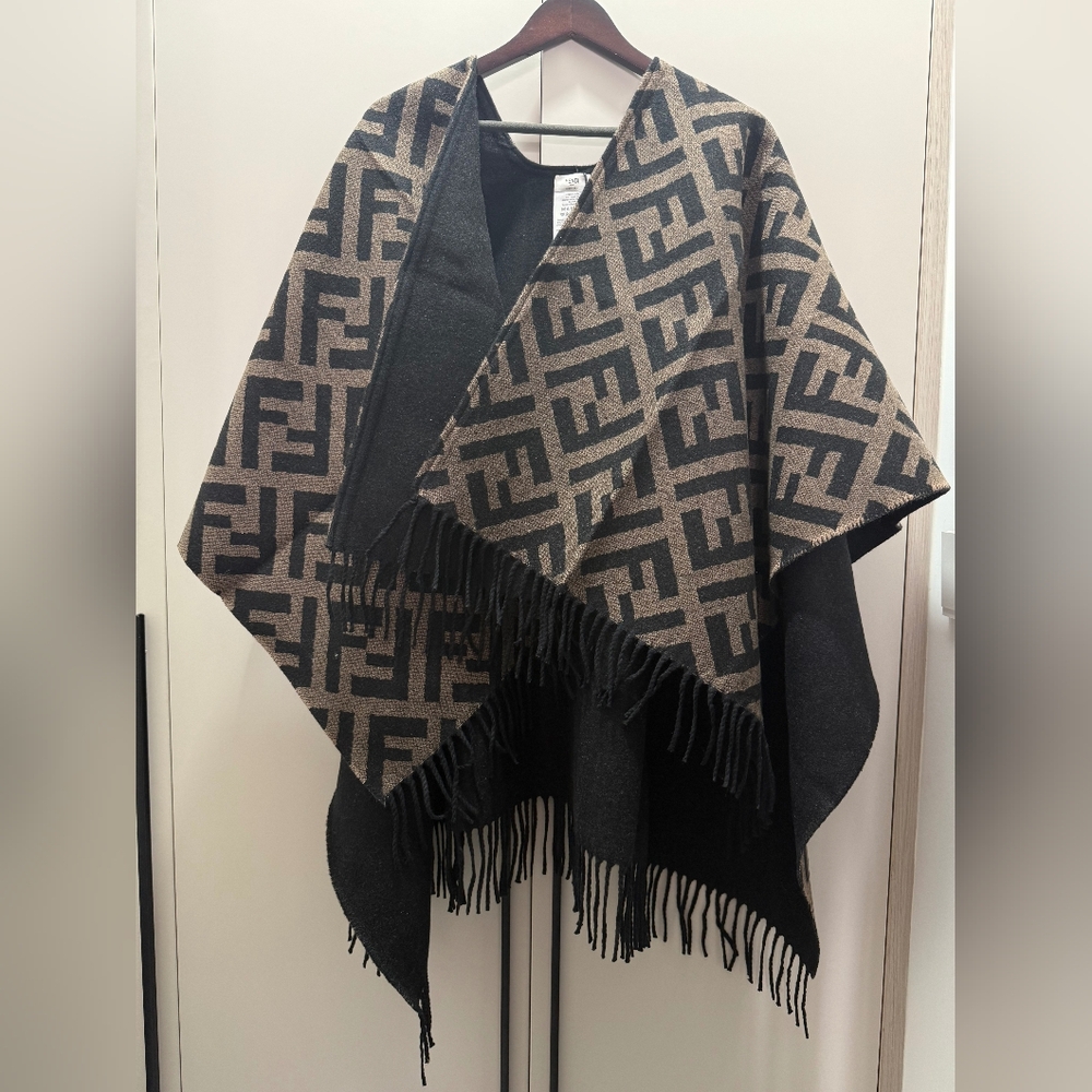 Fendi Reversible Poncho Cape - Picture 6 of 12